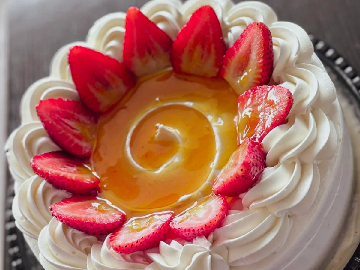 Hermoso pastel de fresa decorado